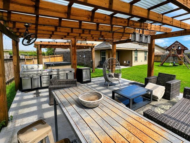 2154 Bravos Manor Lane, Fresno, TX 77545