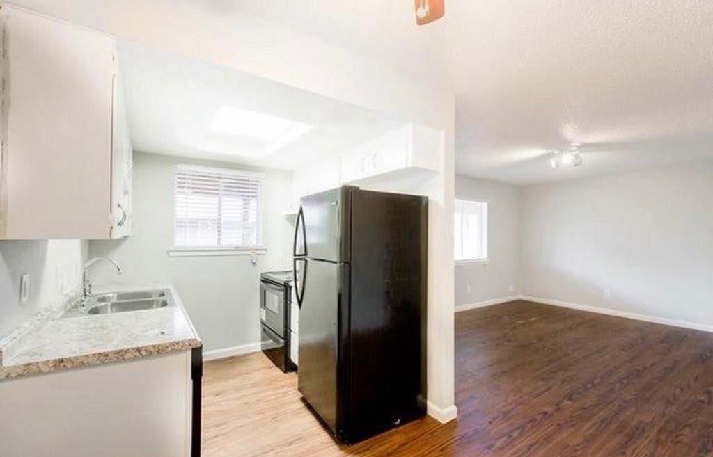 1105 N Meadows DR B, Austin, TX 78758