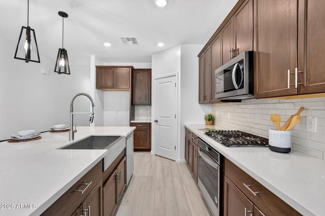 33908 N BEEBLOSSOM Trail, San Tan Valley, AZ 85144