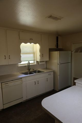 700 Hollybrook Dr, Longview, TX 75605