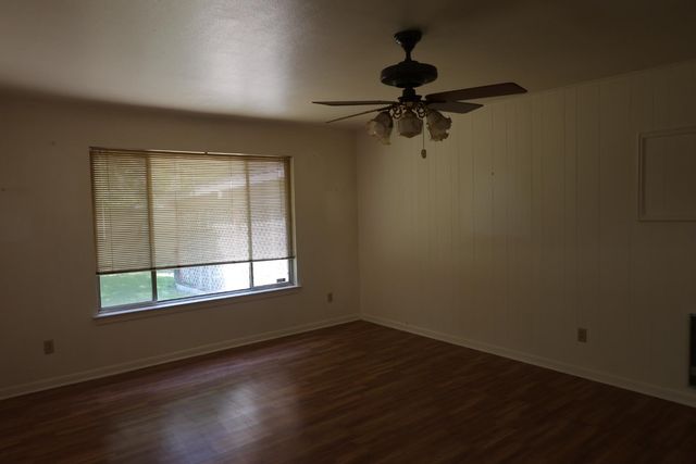 700 Hollybrook Dr, Longview, TX 75605