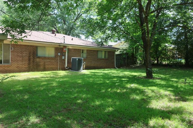 700 Hollybrook Dr, Longview, TX 75605