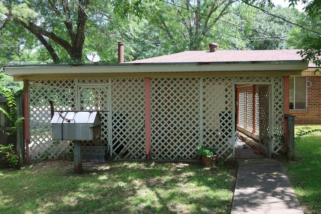 700 Hollybrook Dr, Longview, TX 75605