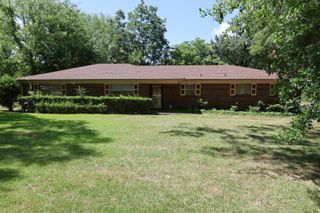 700 Hollybrook Dr, Longview, TX 75605