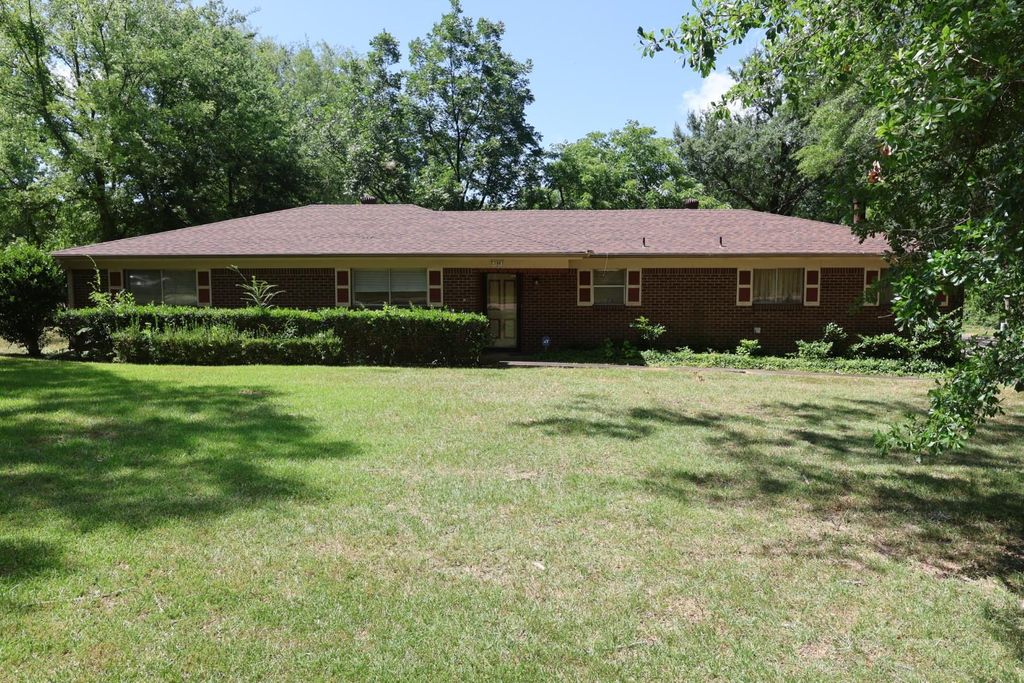 700 Hollybrook Dr, Longview, TX 75605