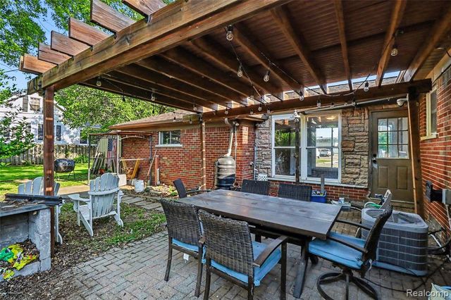 27591 Little Mack Avenue, Saint Clair Shores, MI 48081