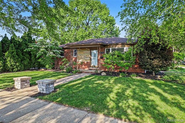 27591 Little Mack Avenue, Saint Clair Shores, MI 48081