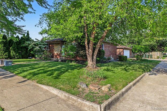 27591 Little Mack Avenue, Saint Clair Shores, MI 48081
