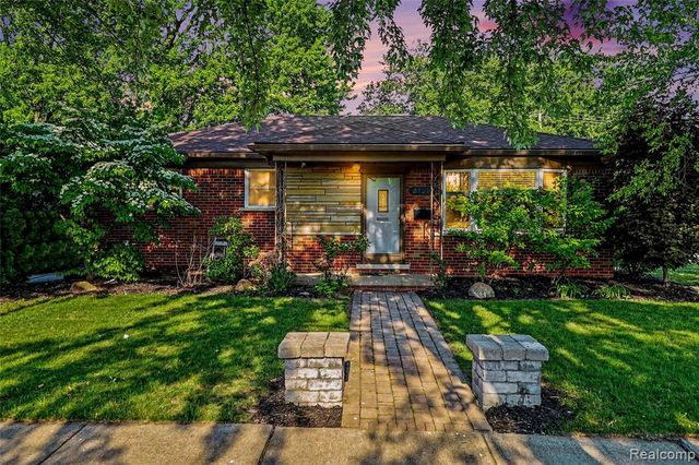 27591 Little Mack Avenue, Saint Clair Shores, MI 48081