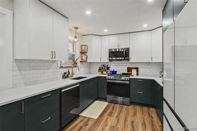 27591 Little Mack Avenue, Saint Clair Shores, MI 48081