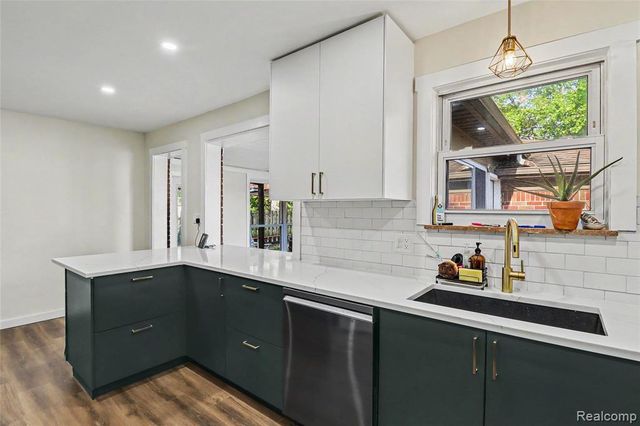27591 Little Mack Avenue, Saint Clair Shores, MI 48081