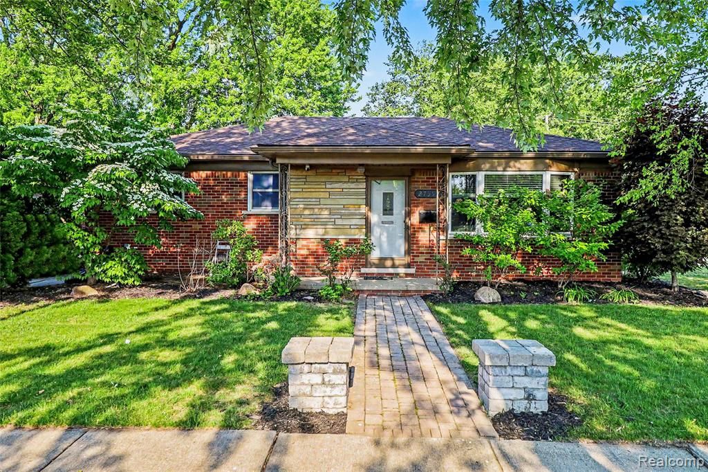 27591 Little Mack Avenue, Saint Clair Shores, MI 48081