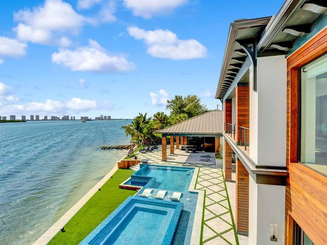 712 Lakeside Circle, North Palm Beach, FL 33408