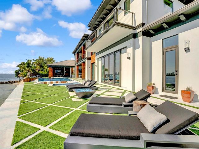 712 Lakeside Circle, North Palm Beach, FL 33408