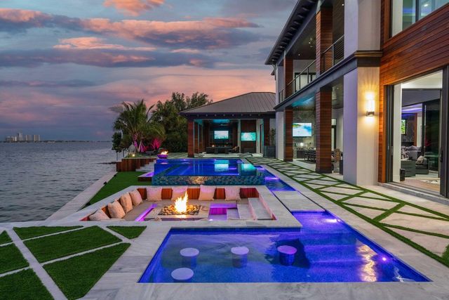 712 Lakeside Circle, North Palm Beach, FL 33408