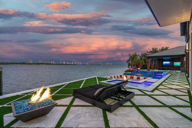 712 Lakeside Circle, North Palm Beach, FL 33408