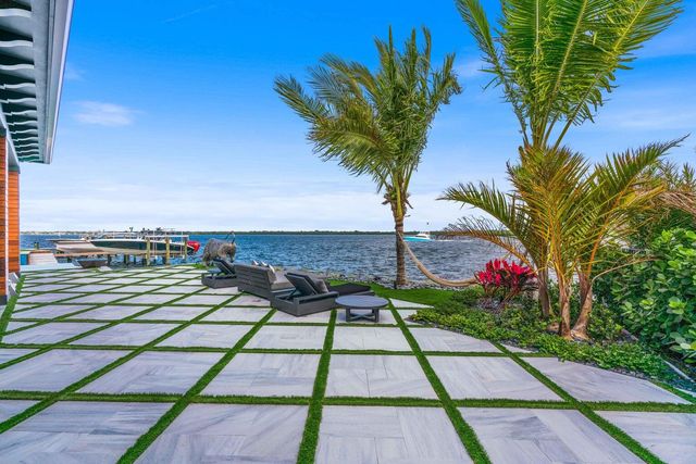 712 Lakeside Circle, North Palm Beach, FL 33408