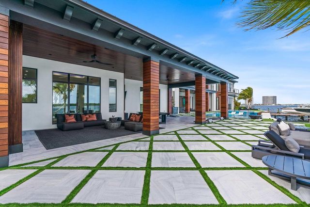 712 Lakeside Circle, North Palm Beach, FL 33408