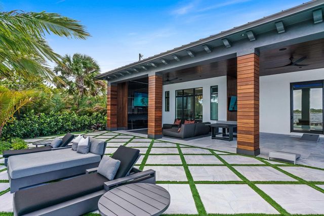 712 Lakeside Circle, North Palm Beach, FL 33408