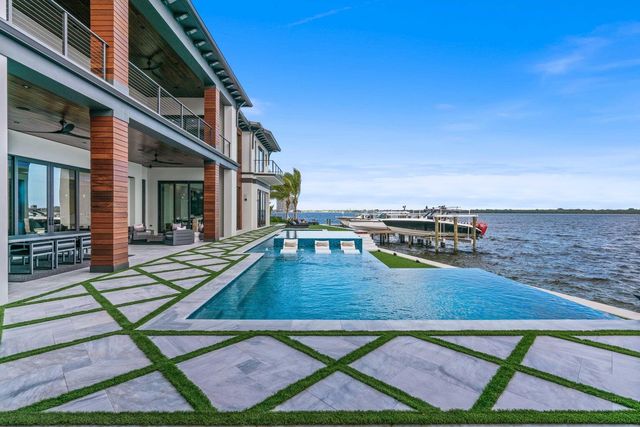 712 Lakeside Circle, North Palm Beach, FL 33408