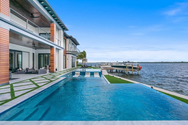 712 Lakeside Circle, North Palm Beach, FL 33408