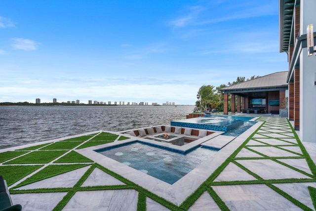 712 Lakeside Circle, North Palm Beach, FL 33408