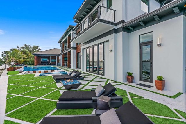 712 Lakeside Circle, North Palm Beach, FL 33408