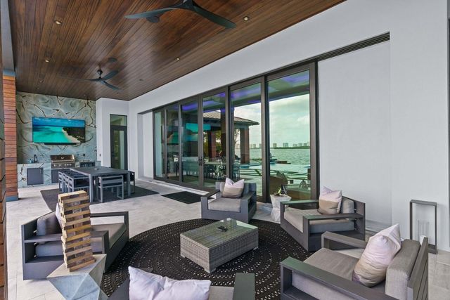 712 Lakeside Circle, North Palm Beach, FL 33408