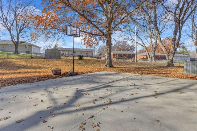 75 Myrna Circle, St Joseph, MO 64506