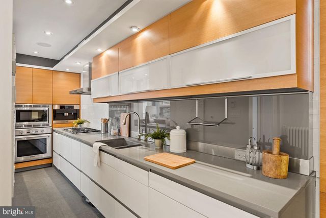 2123 CYPRESS ST, Philadelphia, PA 19103