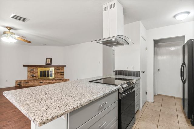 6 Raven Ridge Lane, Spring, TX 77380