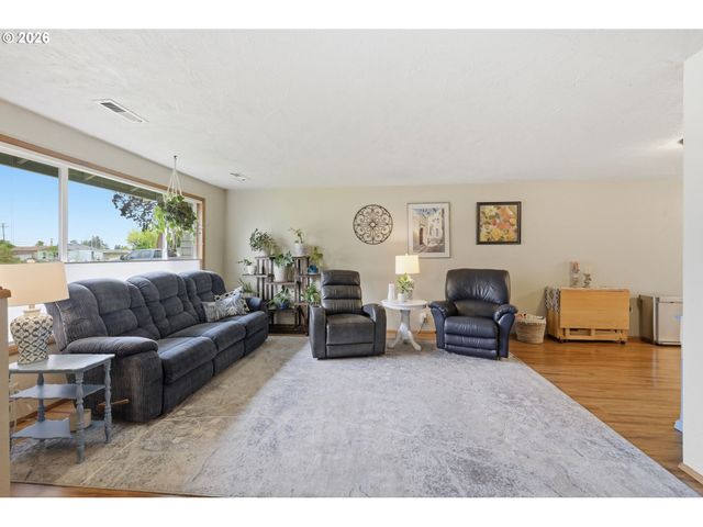430 S 37TH Pl, Springfield, OR 97478