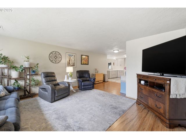 430 S 37TH Pl, Springfield, OR 97478