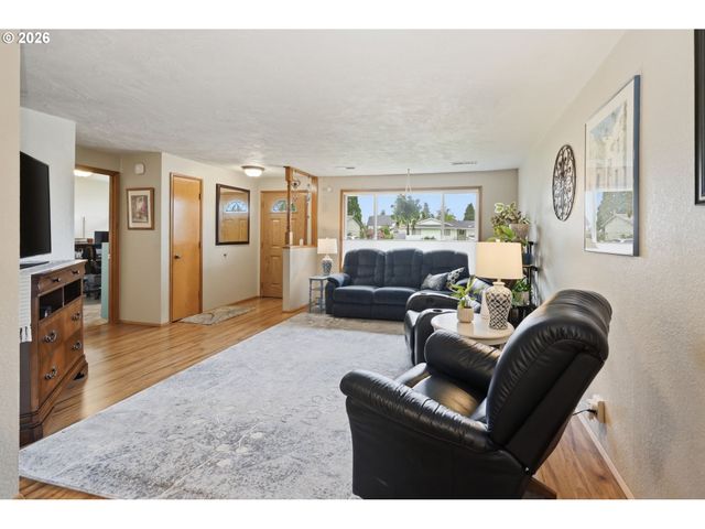 430 S 37TH Pl, Springfield, OR 97478