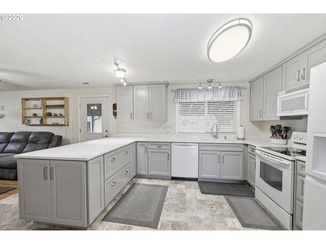 430 S 37TH Pl, Springfield, OR 97478