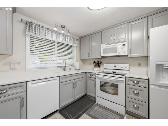 430 S 37TH Pl, Springfield, OR 97478