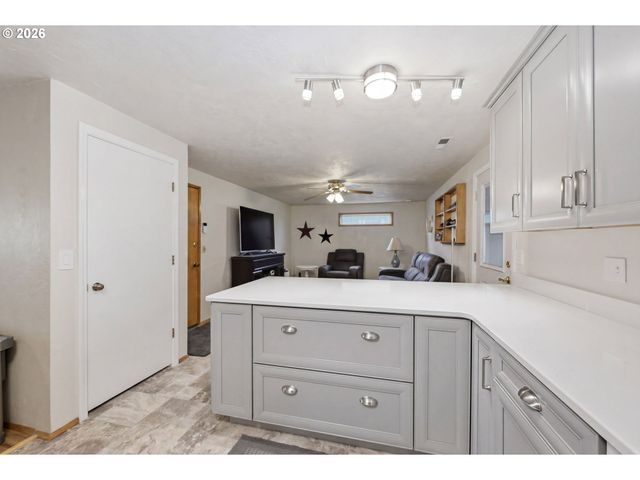 430 S 37TH Pl, Springfield, OR 97478