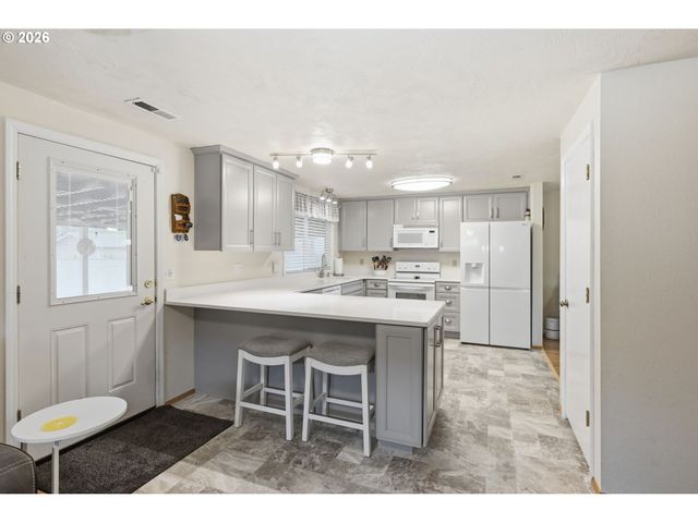430 S 37TH Pl, Springfield, OR 97478