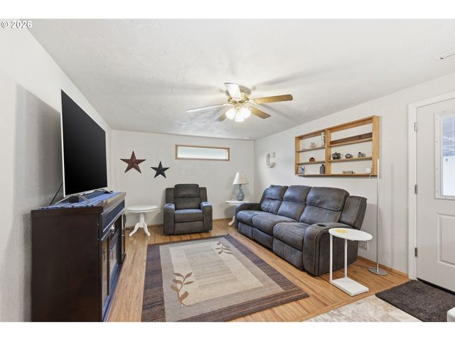 430 S 37TH Pl, Springfield, OR 97478