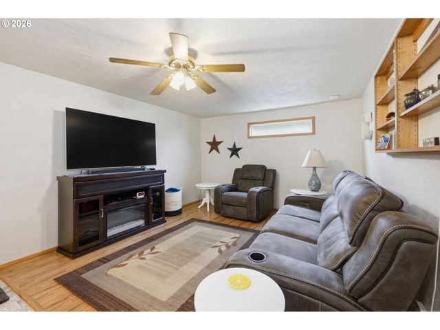 430 S 37TH Pl, Springfield, OR 97478