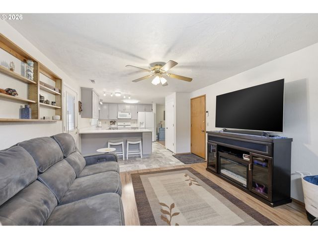 430 S 37TH Pl, Springfield, OR 97478