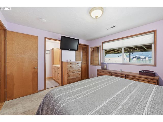 430 S 37TH Pl, Springfield, OR 97478