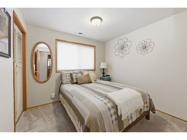 430 S 37TH Pl, Springfield, OR 97478