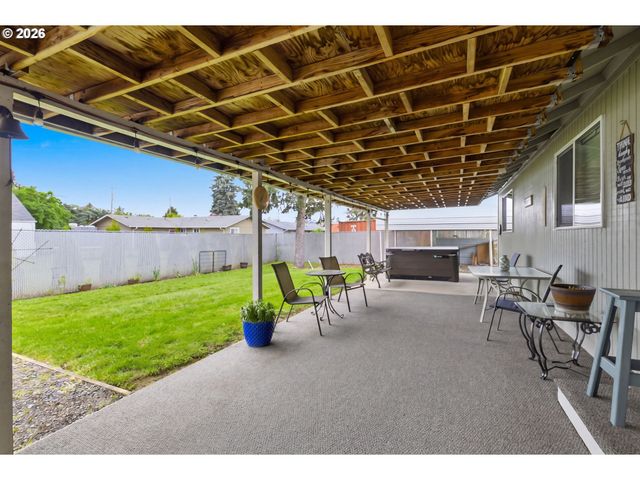 430 S 37TH Pl, Springfield, OR 97478