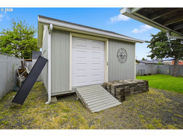 430 S 37TH Pl, Springfield, OR 97478