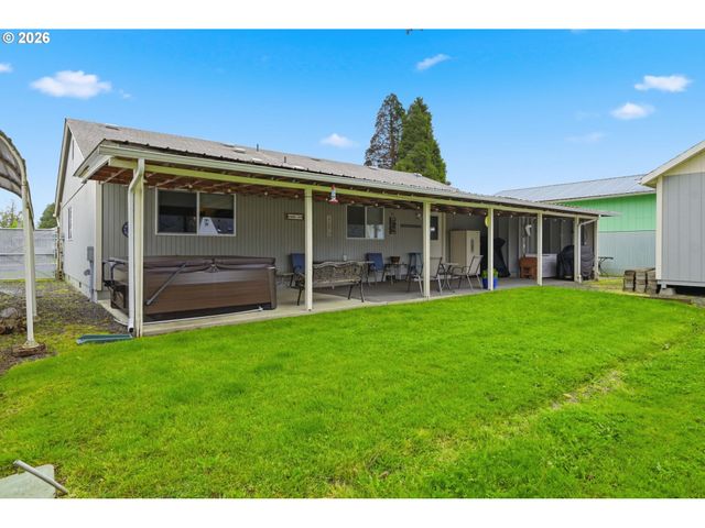 430 S 37TH Pl, Springfield, OR 97478