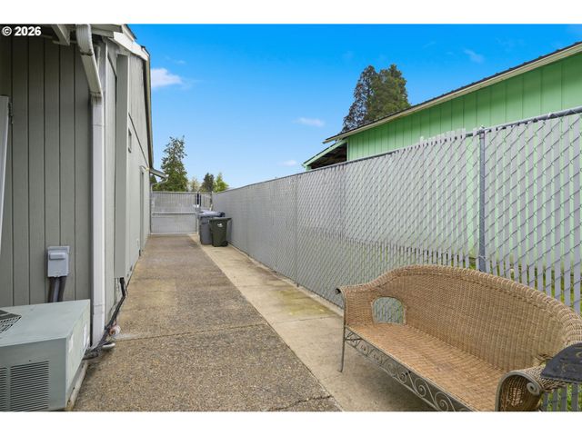 430 S 37TH Pl, Springfield, OR 97478