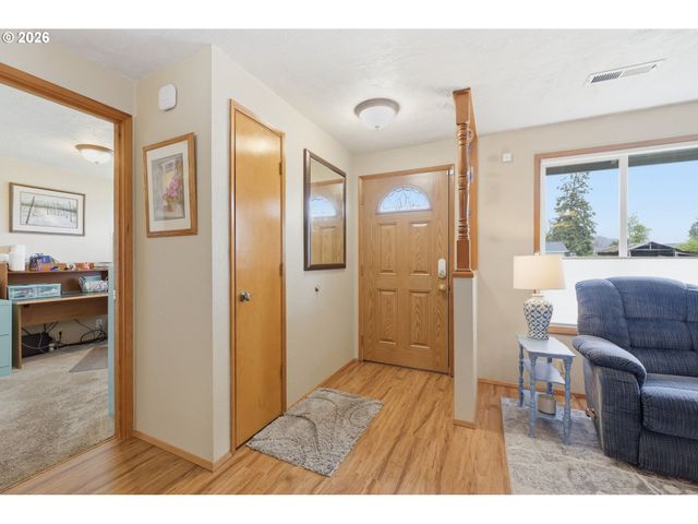 430 S 37TH Pl, Springfield, OR 97478