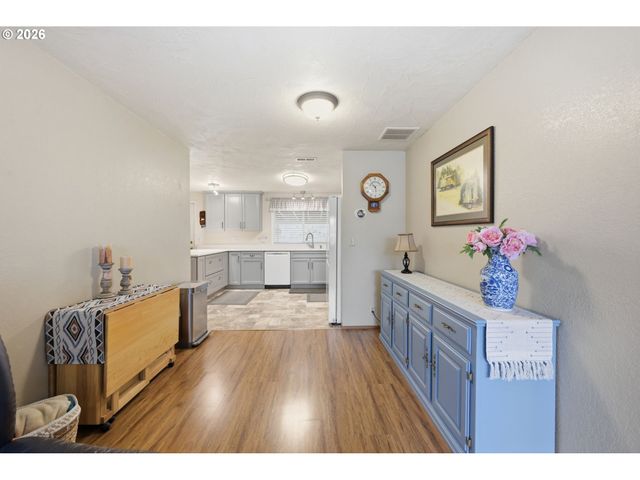 430 S 37TH Pl, Springfield, OR 97478