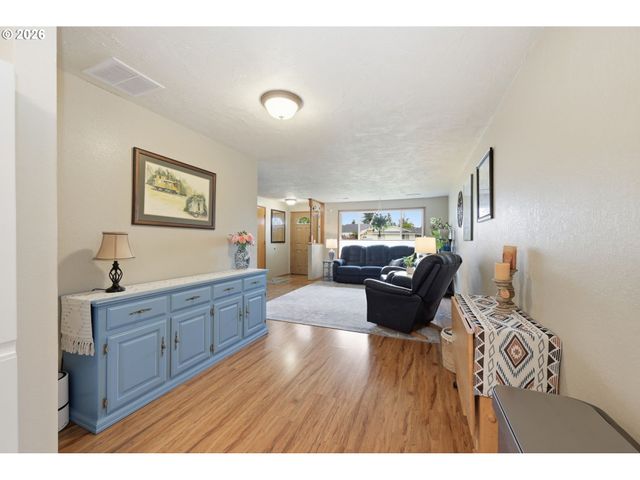 430 S 37TH Pl, Springfield, OR 97478